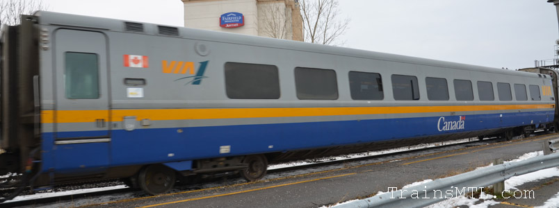 Passenger car VIA 3471 right side with new colors  / Wagon de passager VIA 3471 coté droit avec nouvelle couleurs